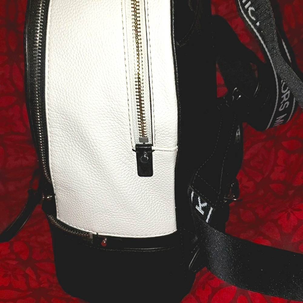 NEW-Auth w/RECEIPT🎒 - Picture 4 of 6